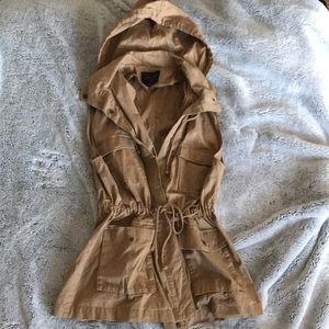 Sleeveless utility jacket with hood